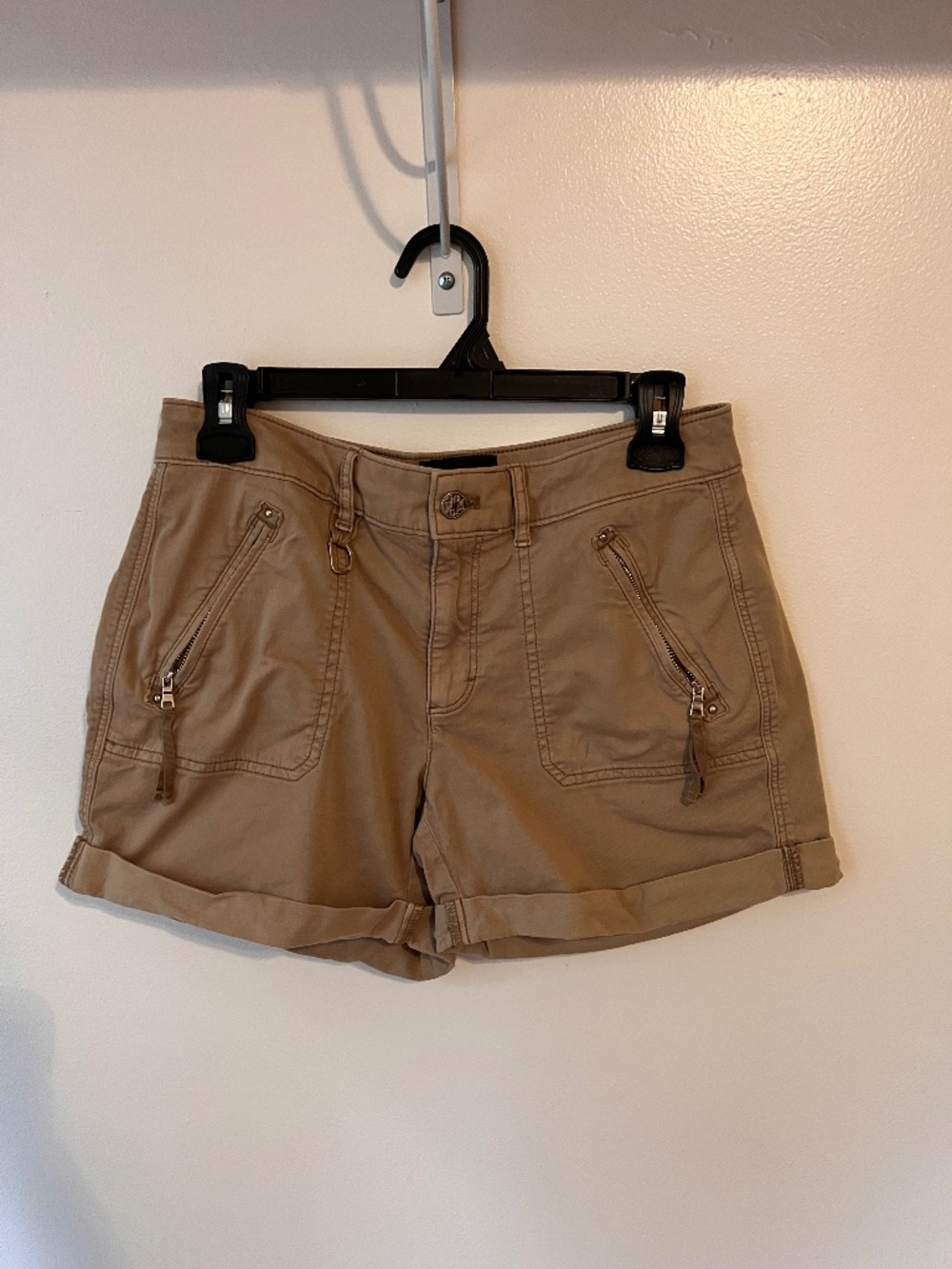 White House Black Market 4 ½” Mid Rise Khaki Shorts | Size 4